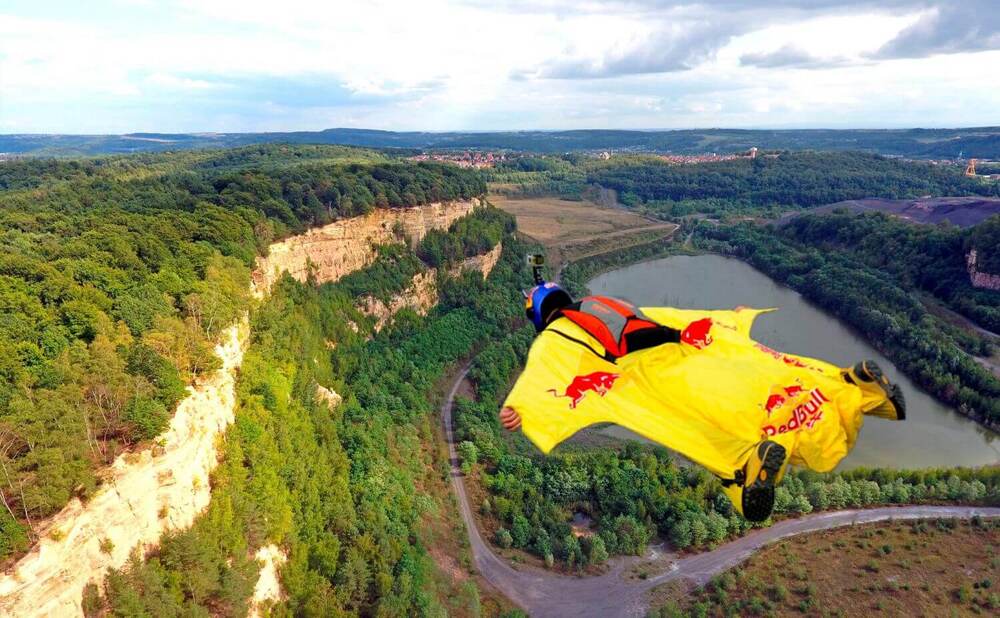 Homme volant en wingsuit jaune